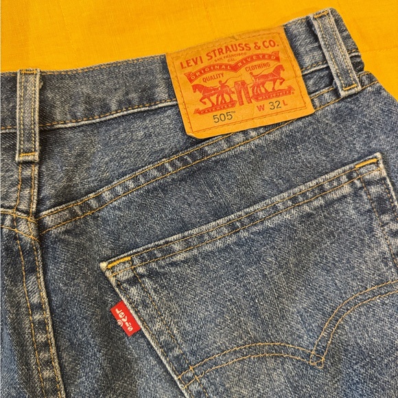 Men’s denim Levi’s shorts - Size 32 - Picture 3 of 4